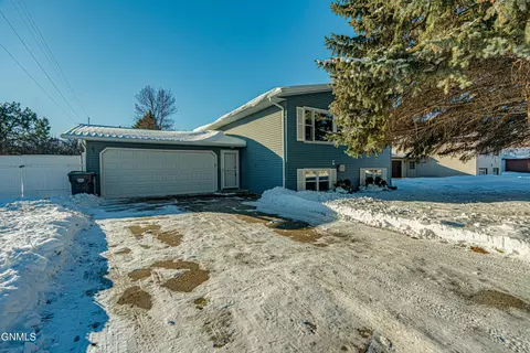 1707 3rd St NE, Mandan, ND 58554 photo 1