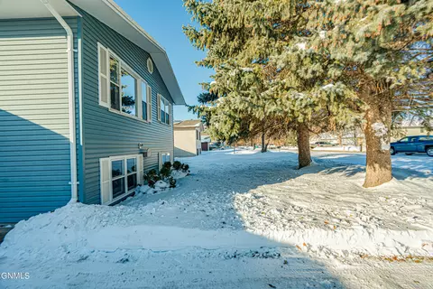1707 3rd St NE, Mandan, ND 58554 photo 3