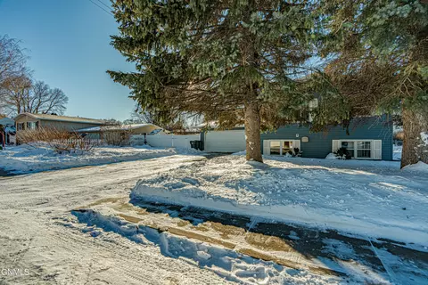 1707 3rd St NE, Mandan, ND 58554 photo 2
