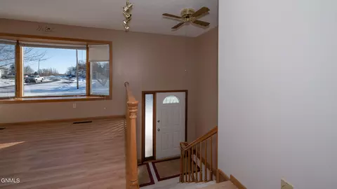 811 8th Ave E, Dickinson, ND 58601 photo 2