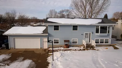 811 8th Ave E, Dickinson, ND 58601 photo 1