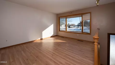 811 8th Ave E, Dickinson, ND 58601 photo 3