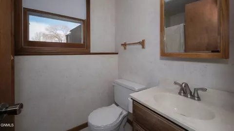 811 8th Ave E, Dickinson, ND 58601 photo 22