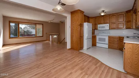 811 8th Ave E, Dickinson, ND 58601 photo 6