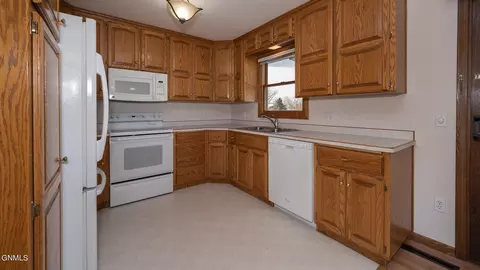 811 8th Ave E, Dickinson, ND 58601 photo 8