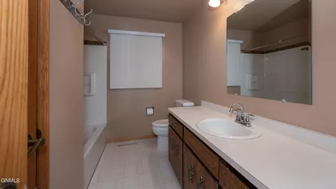 811 8th Ave E, Dickinson, ND 58601 photo 11