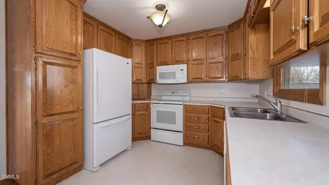 811 8th Ave E, Dickinson, ND 58601 photo 7