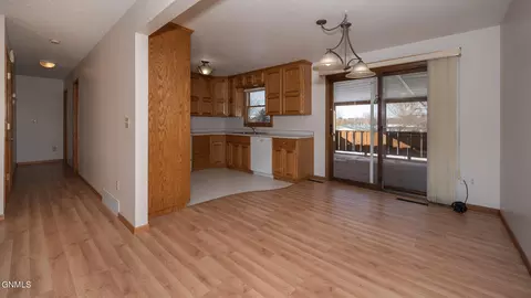 811 8th Ave E, Dickinson, ND 58601 photo 5