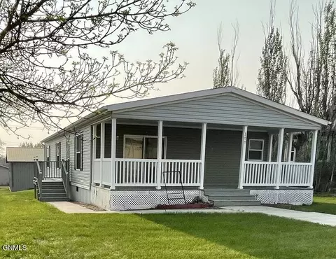 307 3rd St NE, Belfield, ND 58622