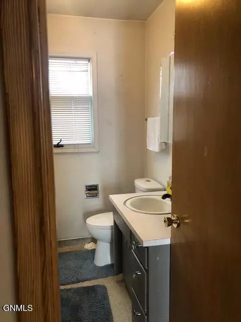 709 Main St S, Crosby, ND 58730 photo 6