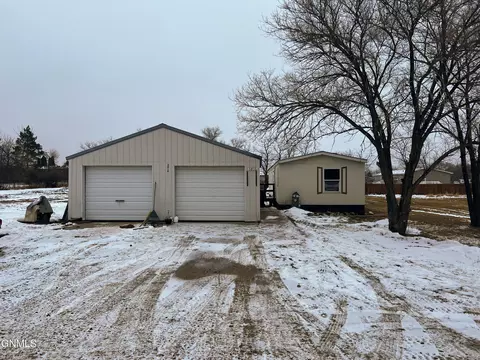 3816 2nd Ave E, Williston, ND 58801 photo 2