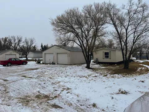 3816 2nd Ave E, Williston, ND 58801 photo 1