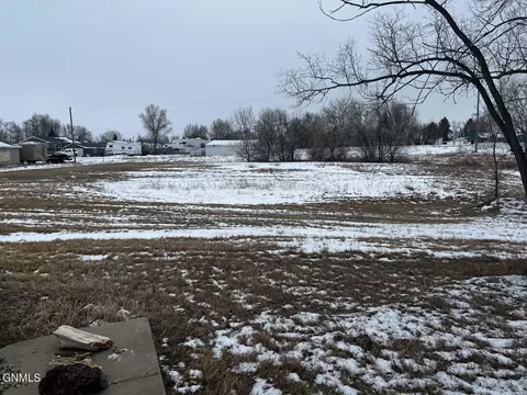 3816 2nd Ave E, Williston, ND 58801 photo 5