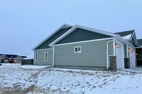 702 Wyatt St, Williston, ND 58801 photo 3