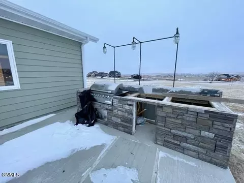 702 Wyatt St, Williston, ND 58801 photo 5