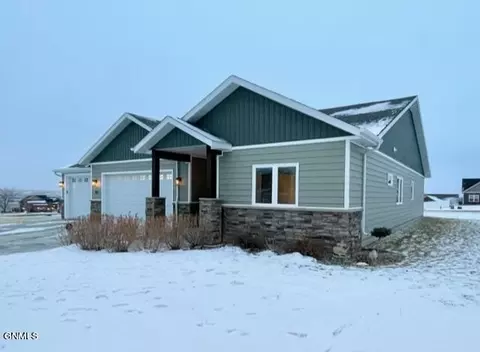 702 Wyatt St, Williston, ND 58801 photo 2
