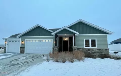 702 Wyatt St, Williston, ND 58801 photo 1