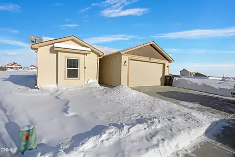 3334 33rd St W, Williston, ND 58801 photo 2