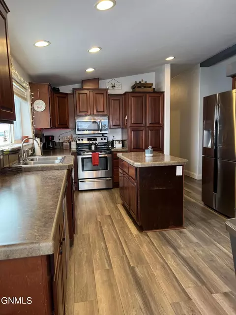 5625 Stoneview Ave, Williston, ND 58801 photo 9