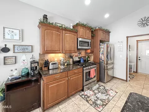 2004 16th Ct W, Williston, ND 58801 photo 9