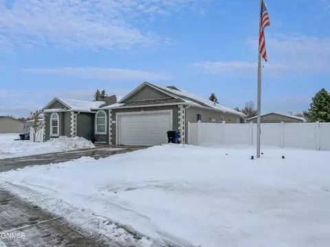 2004 16th Ct W, Williston, ND 58801 photo 2