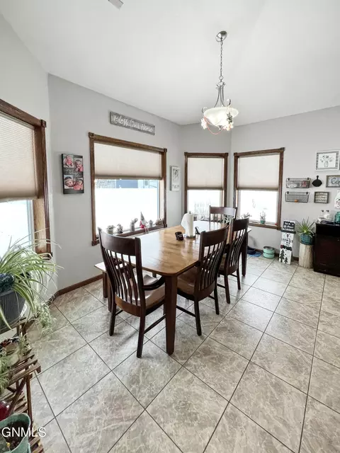 2004 16th Ct W, Williston, ND 58801 photo 7