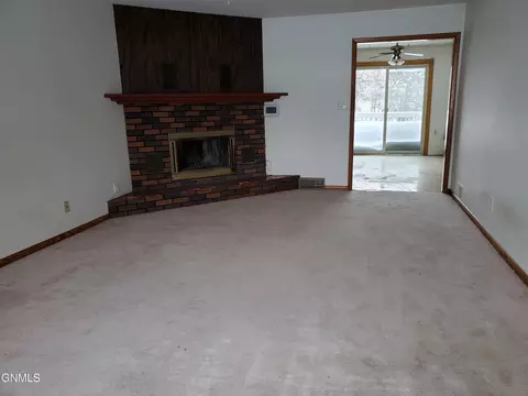 155 5th Ave Se Ave SE, Dickinson, ND 58601 photo 4