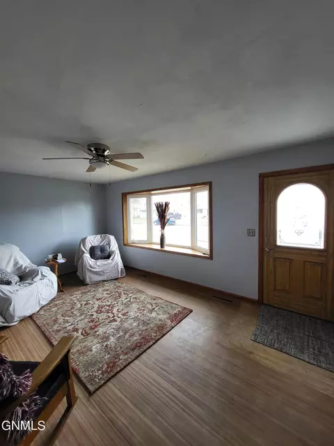 513 13th Ave W, Williston, ND 58801 photo 2