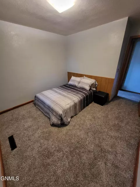 513 13th Ave W, Williston, ND 58801 photo 9
