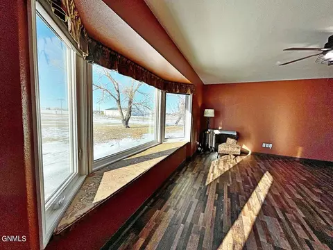 13376 55th St NW, Williston, ND 58801 photo 7