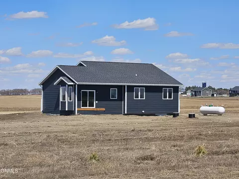 4586 Trailblazer Loop, Mandan, ND 58554 photo 3