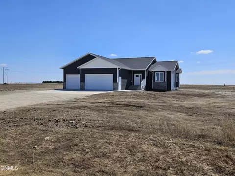 4586 Trailblazer Loop, Mandan, ND 58554 photo 2