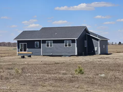 4586 Trailblazer Loop, Mandan, ND 58554 photo 4
