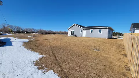 212 Crabapple Dr, Williston, ND 58801 photo 8