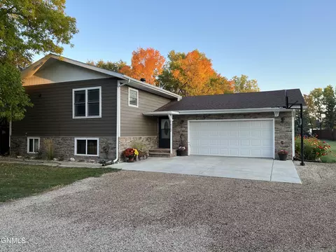 6162 Comet Ln, Bismarck, ND 58503 photo 1