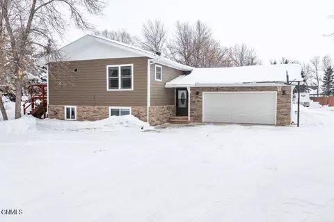 6162 Comet Ln, Bismarck, ND 58503 photo 2