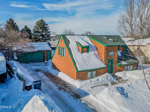 1305 Johns Dr, Mandan, ND 58554 photo 1