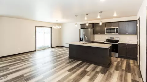 227 Irvine Loop, Bismarck, ND 58504 photo 3