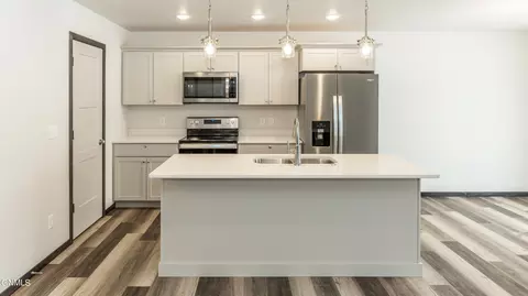 229 Irvine Loop, Bismarck, ND 58504 photo 4