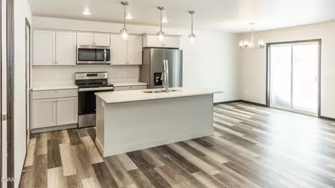 229 Irvine Loop, Bismarck, ND 58504 photo 3
