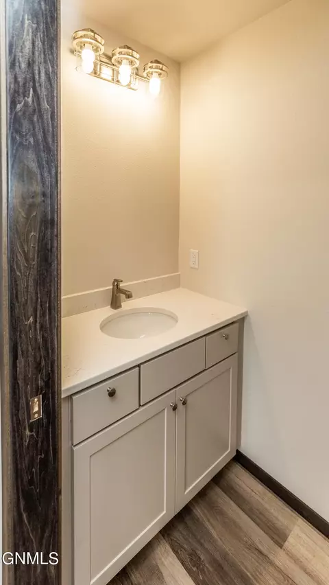 229 Irvine Loop, Bismarck, ND 58504 photo 11