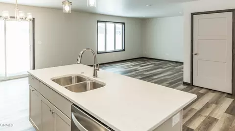 229 Irvine Loop, Bismarck, ND 58504 photo 7