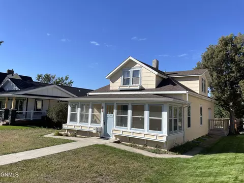611 1st Ave E, Williston, ND 58801 photo 2