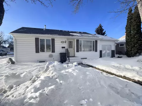 1401 1st Ave E, Williston, ND 58801 photo 1