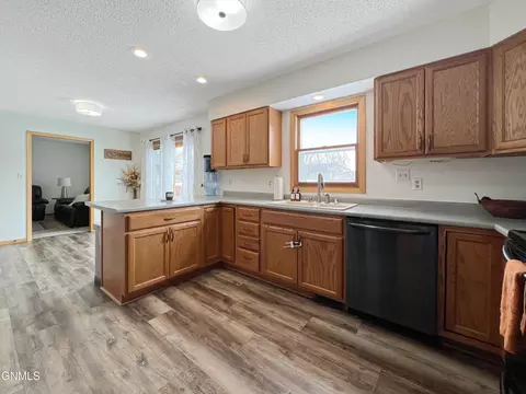2222 13th Ave W, Williston, ND 58801 photo 6