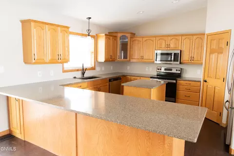1162 12th St E, Dickinson, ND 58601 photo 9