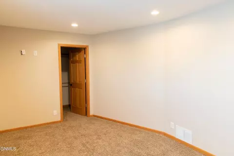 1162 12th St E, Dickinson, ND 58601 photo 48