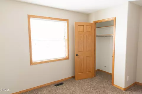 1162 12th St E, Dickinson, ND 58601 photo 32