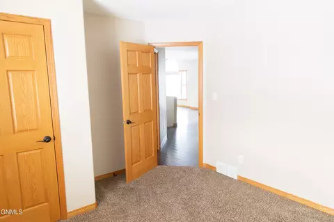 1162 12th St E, Dickinson, ND 58601 photo 33