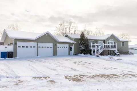 1162 12th St E, Dickinson, ND 58601 photo 3